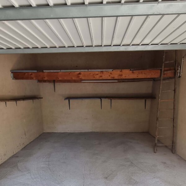 garage vide dans le vaulcuse